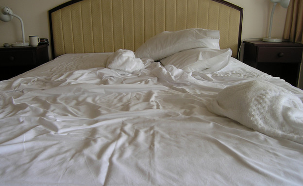 מיטה מלוכלכת במלון   (צילום: Alex Hinds, Shutterstock)
