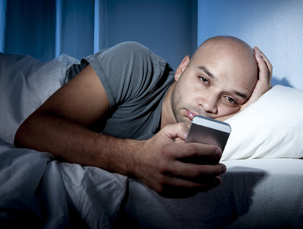 סלולרי במיטה (צילום: Marcos Mesa Sam Wordley, Shutterstock)