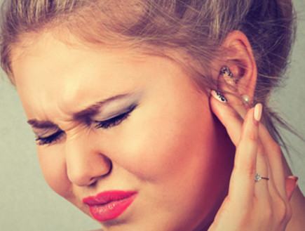 לחץ באוזניים (צילום: pathdoc, Shutterstock)