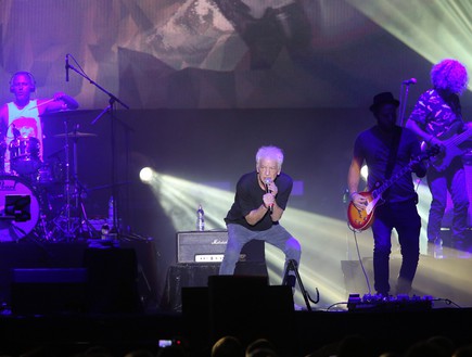 מופע האיחוד של תמוז: שלום חנוך נותן בראש