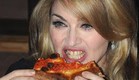 מדונה אוכלת פיצה (צילום: celebrities-eating.com)