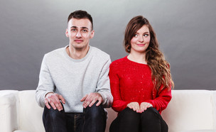 בחור ובחורה נבוכים בדייט (צילום: Shutterstock, מעריב לנוער)