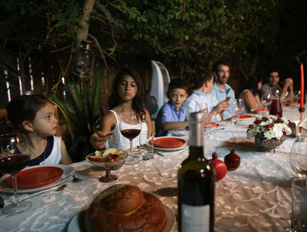 משפחה ישראלית חוגגת את ראש השנה (צילום: נתי שוחט, יונתן זינדל, רועי אלימה, פלאש 90)