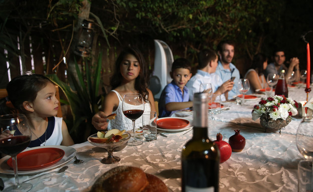 משפחה ישראלית חוגגת את ראש השנה (צילום: נתי שוחט, יונתן זינדל, רועי אלימה, פלאש 90)