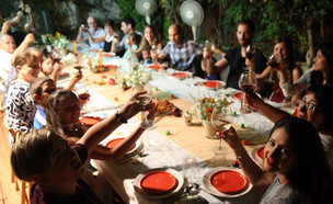 משפחה ישראלית חוגגת את ראש השנה, 2015 (צילום: נתי שוחט, יונתן זינדל, רועי אלימה, פלאש 90)