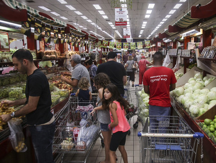 ישראלים קונים ברגע האחרון בסופרמרקט לפני ראש השנה, 2015 (צילום: אייל מרגולין, פלאש 90)