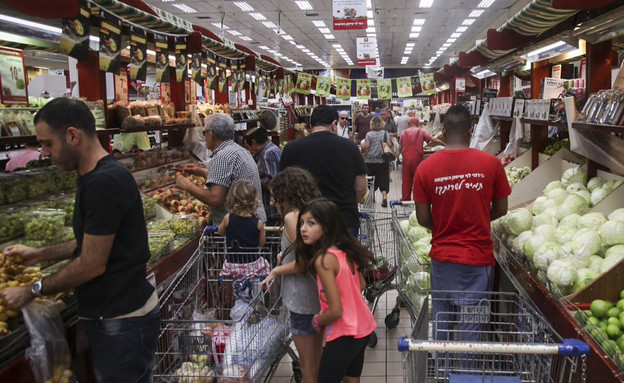 ישראלים קונים ברגע האחרון בסופרמרקט לפני ראש השנה, 2015 (צילום: אייל מרגולין, פלאש 90)