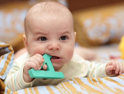 תינוק צעצוע בפה (צילום: Chubykin Arkady, Shutterstock)