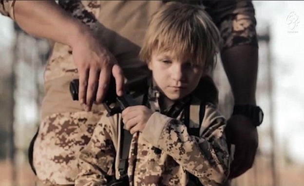 ילד רוצח בשירות דאע"ש (צילום: מתוך הסרטון של ארגון דאע"ש)
