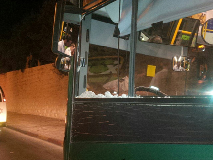 האוטובוס  שהותקף באבנים בירושלים (צילום: הצלה יו