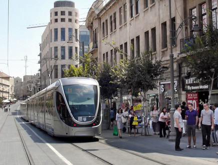 הרכבת הקלה בדרך יפו בירושלים (צילום: ChameleonsEye, shutterstock)