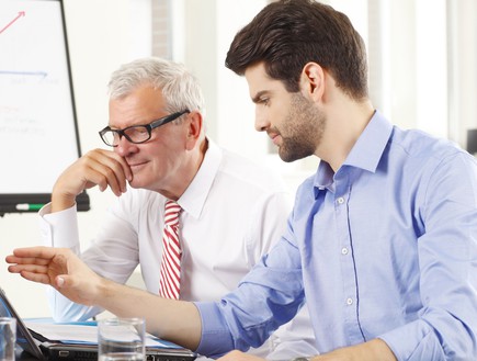 עובדים מבוגרים במשרד (אילוסטרציה: Shutterstock)