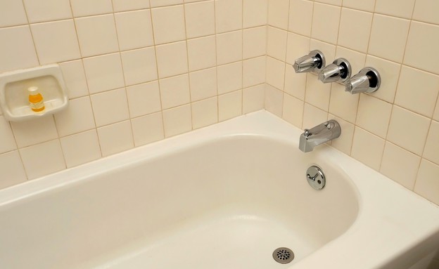 אמבטיה של מלון (צילום: gnohz, Shutterstock)