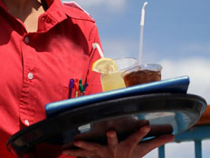 מלצרית מחזיקה מגש עם משקאות (צילום: חדשות 2)
