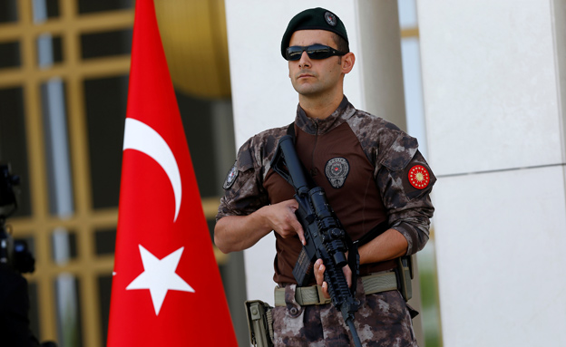 שוטר טורקי באנקרה (צילום: רויטרס)