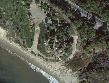 הבתים של בראנג'לינה Santa Barbara compound (צילום: thisisinsider.com)