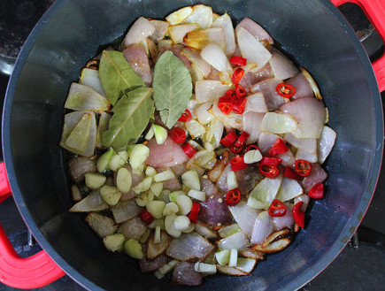 ירקות ותבלינים בסיר (צילום: אסתי רותם, mako אוכל)