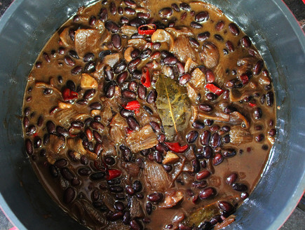 תבשיל שעועית שחורה - פריחולס (צילום: אסתי רותם, mako אוכל)