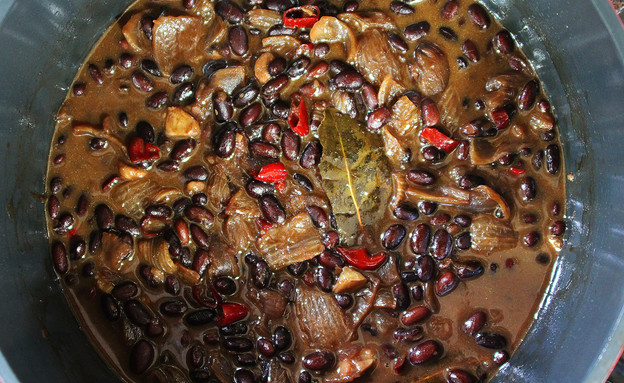 תבשיל שעועית שחורה - פריחולס (צילום: אסתי רותם, mako אוכל)