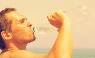 גבר שותה מים (צילום: Happy monkey, Shutterstock)