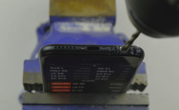 קודחים שקע אוזניות באייפון 7 (צילום: TechRax, YouTube)