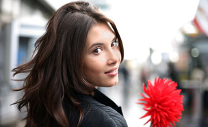 אישה שמחה עם פרח (צילום: Shutterstock, מעריב לנוער)