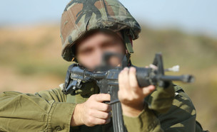 חייל מכוון נשק מטושטש (צילום: עודד קרני)