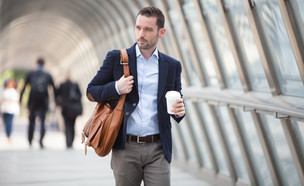 גבר בחליפה הולך עם כוס קפה (אילוסטרציה: Shutterstock)