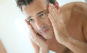 גבר במקלחת (צילום: goodluz, Shutterstock)