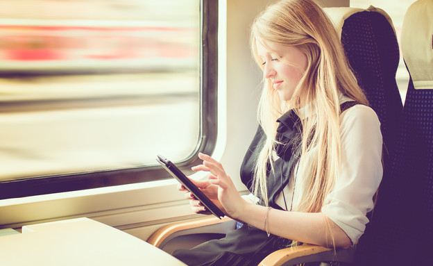 אישה נוסעת ברכבת (צילום: locrifa, Shutterstock)
