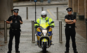 אופנוע משטרתי חשמלי באדינבורו סקוטלנד (צילום: Jeff J Mitchell, GettyImages IL)