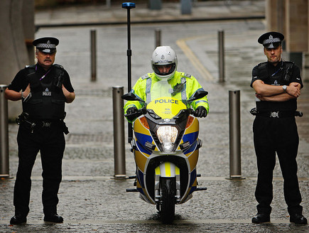 אופנוע משטרתי חשמלי באדינבורו סקוטלנד (צילום: Jeff J Mitchell, GettyImages IL)