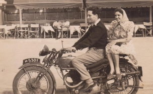 שמעון וסוניה על אופנוע ביום חתונתם (צילום: ארכיון צה"ל)