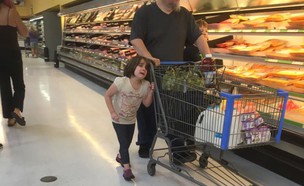 אב מושך ילדה בשיערה בסופרמרקט (צילום:  Photo by Flash90)