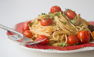 ספגטי ברוטב עגבניות שרי צלויות (צילום: דרור עינב, mako אוכל)