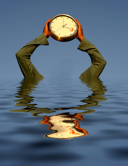 גבר מחזיק שעון מעל המים (אילוסטרציה: Shutterstock)