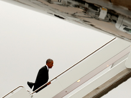 אובמה עולה על המטוס לישראל להלוויתו של שמעון פרס (צילום: חדשות 2)