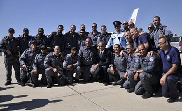 הנשיא אובמה והשוטרים בנתב"ג (צילום: דוברות המשטרה)