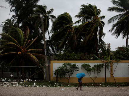 מאות מחפשים מקלט בהאיטי וג'מייקה (צילום: רויטרס)