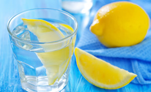 מים עם לימון (צילום: Shutterstock)