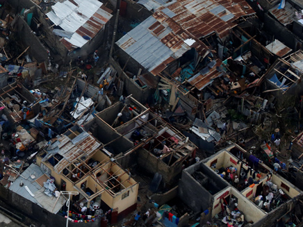 אלפי בתים נהרסו בדרום האיטי (צילום: רויטרס)