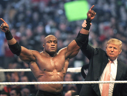 דונלד טראמפ מרים את ידו של המנצח בתחרות WWE, 2007 (צילום: Bill Pugliano, GettyImages IL)