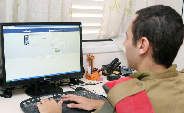 חייל מול מחשב בפייסבוק (צילום: עודד קרני, מדור צבא וביטחון)