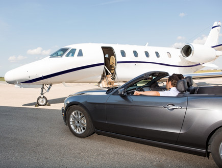 גבר במכונית יוקרה מול מטוס פרטי (אילוסטרציה: Shutterstock)