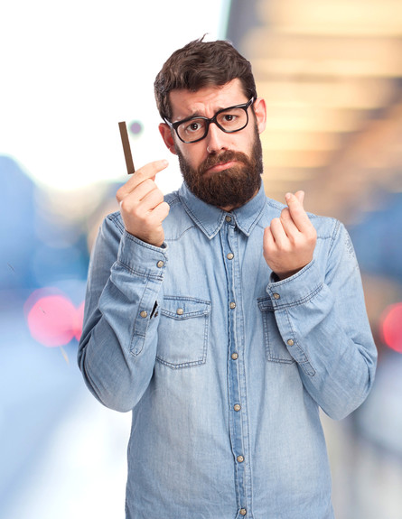 גבר מזוקן מחזיק כרטיס אשראי מבקש כסף (אילוסטרציה: Shutterstock)