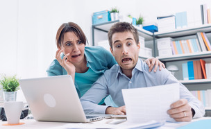 זוג כועס מסתכל על מסמכים  (אילוסטרציה: Shutterstock)