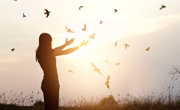 אישה עם ציפורים (צילום: Shutterstock)