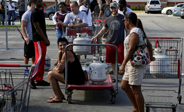 תושבי פלורידה מתכוננים להוריקן מת'יו (צילום: רויטרס)