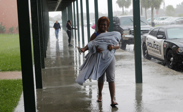 מתפנים לבית ספר המשמש מקלט בעקבות ההוריקן בפלורידה (צילום: רויטרס)