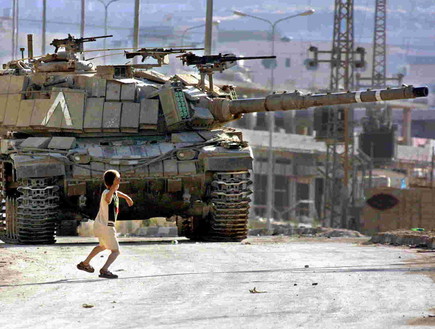 ילד עם טנק (צילום: צילום מסך CCUN)
